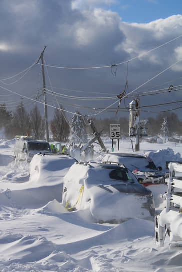 Из-за снегопада и ледяного дождя в некоторых районах США обрушились линии электропередач. Всего без света и тепла оставались около 1,5 млн американцев