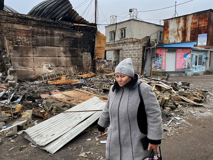 Сгоревший торговый павильон на рынке «Маяк» в Донецке