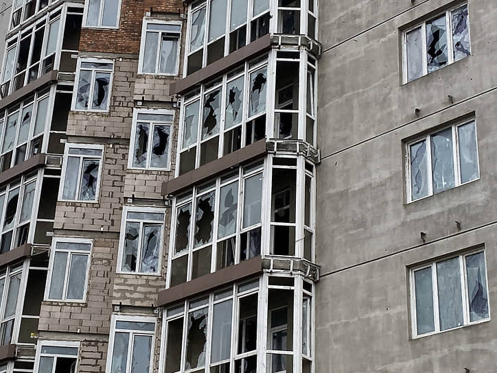 Разбитые окна жилого дома после обстрелов в Донецке 
