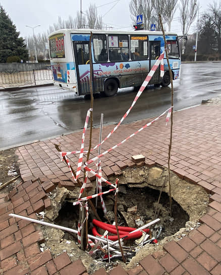 Воронка от взрыва на тротуаре в Донецке