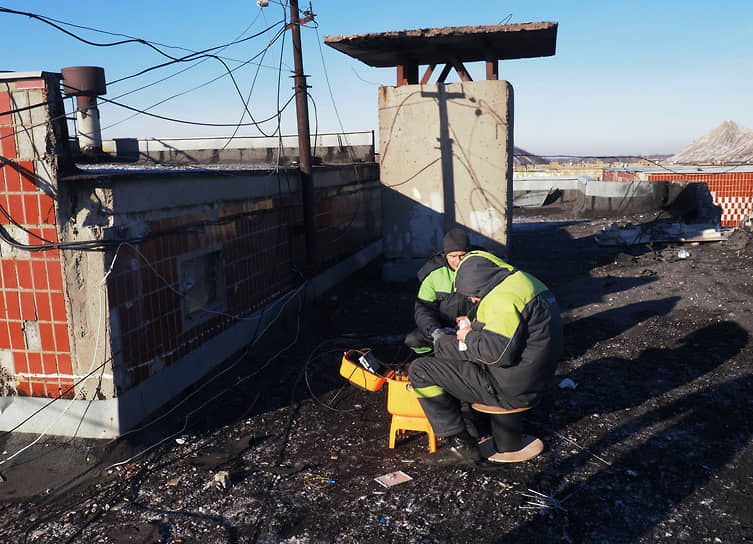 Сотрудники интернет-провайдера восстанавливают кабель связи после обстрела в Донецке