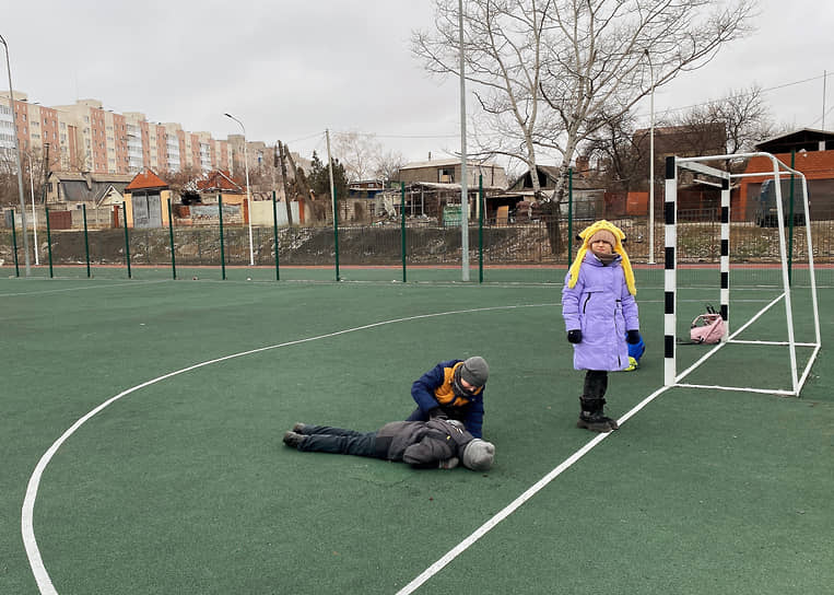 Дети во время занятий на спортивной площадке при школе №7 Мариуполя