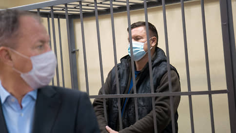 Десантнику отложили процесс // Обвиняемого в коррупции отпустили в Донбасс