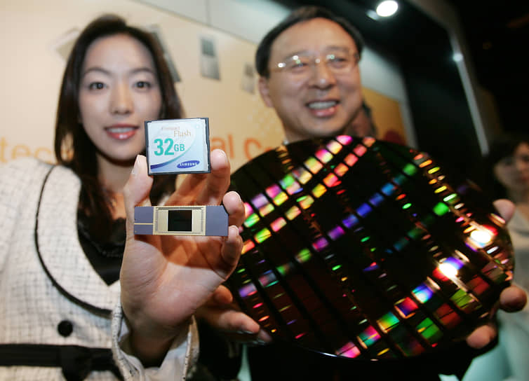 В последние десятилетия корейская корпорация стала крупным производителем чипов памяти. На фото: президент Samsung Electronics Хван Чан Гю демонстрирует одни из продуктов компании (2006 год)