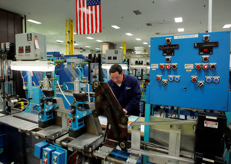 На фабрике Gillette в Бостоне (США) бритвенные лезвия производятся 24 часа в сутки