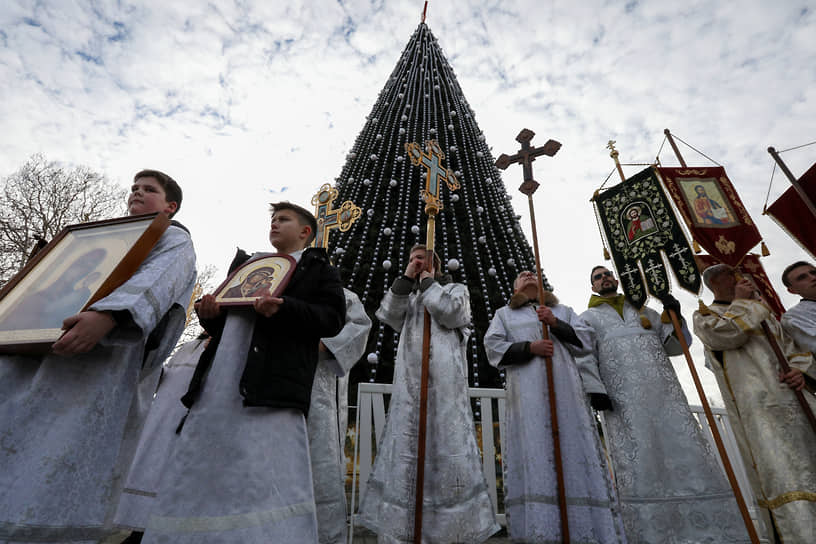 Севастополь, Россия. Участники рождественского крестного хода