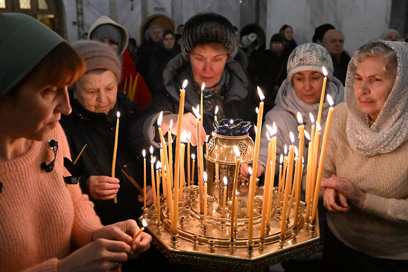 Москва. Верующие на праздничной службе в храме Покрова Пресвятой Богородицы 