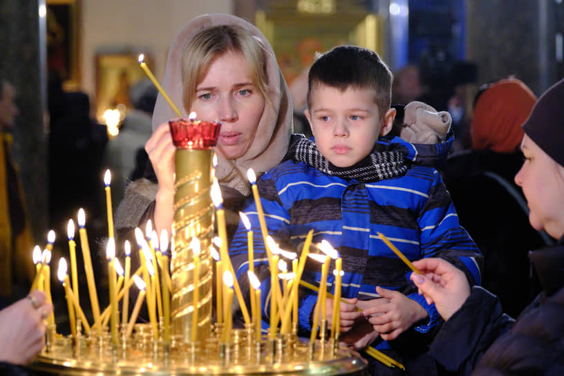 Санкт-Петербург. Праздничное богослужение в честь Рождества Христова в Казанском соборе