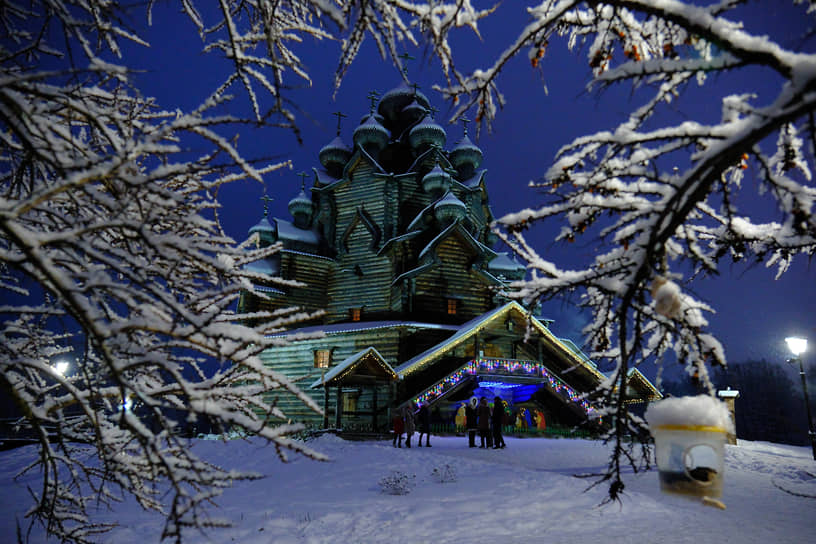 Ленинградская область, Россия. Верующие в рождественскую ночь перед храмом Покрова Пресвятой Богородицы в Невском лесопарке 