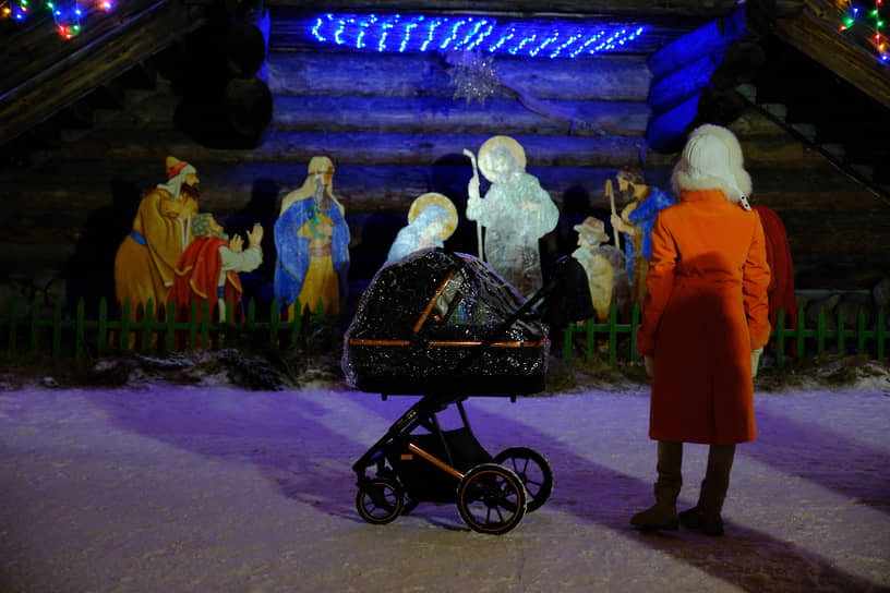 Ленинградская область. Верующие перед храмом Покрова Пресвятой Богородицы в Невском лесопарке в рождественскую ночь 