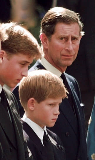 Карл III с сыновьями Уильямом (слева) и Гарри, 6 сентября 1997 года