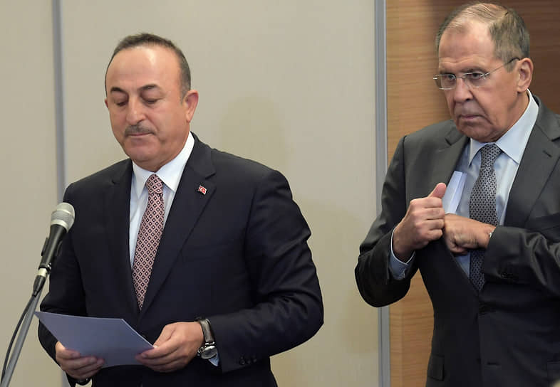 Министр иностранных дел Турции Мевлют Чавушоглу  и министр иностранных дел России Сергей Лавров