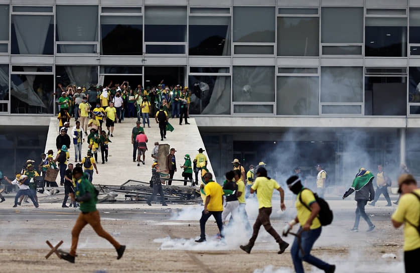 Сторонники экс-президента Бразилии Жаира Болсонару протестуют против победы Лулы да Силвы на выборах начиная с 30 октября