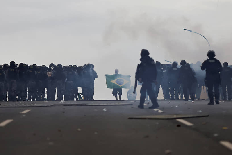 Силовики во время протестов в Бразилиа