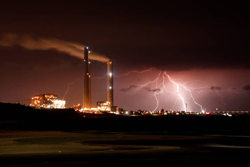 Ашкелон, Израиль. Городская электростанция на фоне ударов молний