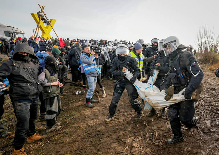 Деревня Лютцерат, Германия. Полицейские задерживают протестующего на акции против сноса деревни для строительства новой шахты
