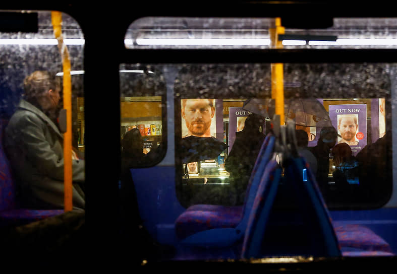 Лондон, Великобритания. Автобус проезжает мимо книжного магазина, в котором представлена автобиография принца Гарри «Запасной»