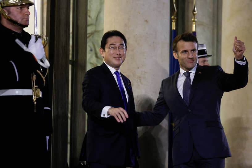 Президент Франции Эмманюэль Макрон (справа) и премьер-министр Японии Фумио Кисида