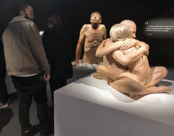 Париж, Франция. Экспонаты выставки «Гиперреализм. Это не тело» в музее Майоля