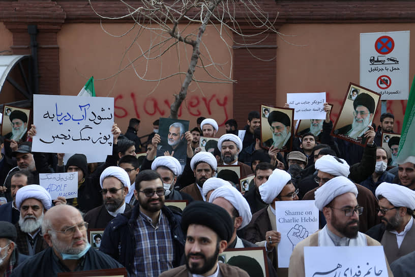 Демонстранты перед французским посольством в Тегеране, 8 января 