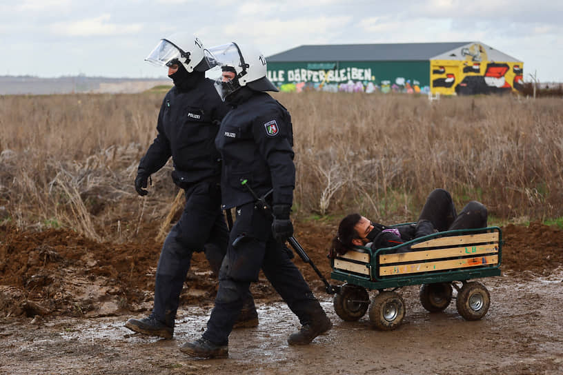Лютцерат, Германия. Полицейские увозят активиста с акции протеста против расширения угольной шахты