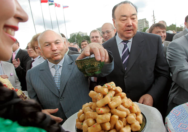 Муртаза Рахимов является автором более 50 изобретений в области нефтепереработки
&lt;BR>На фото с мэром Москвы Юрием Лужковым в 2007 году