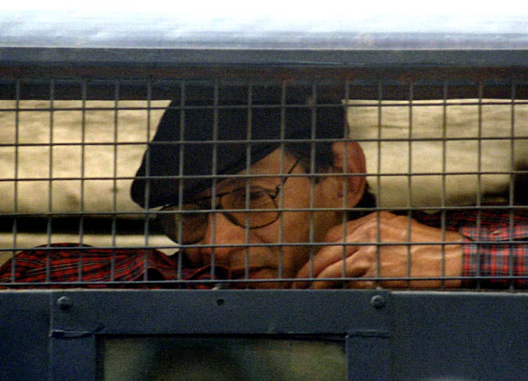 Когда в 1977 году убийца попал в тюрьму Тихар в Дели на 12 лет, за решеткой он стал зарабатывать, составляя заявления и обращения для обеспеченных заключенных