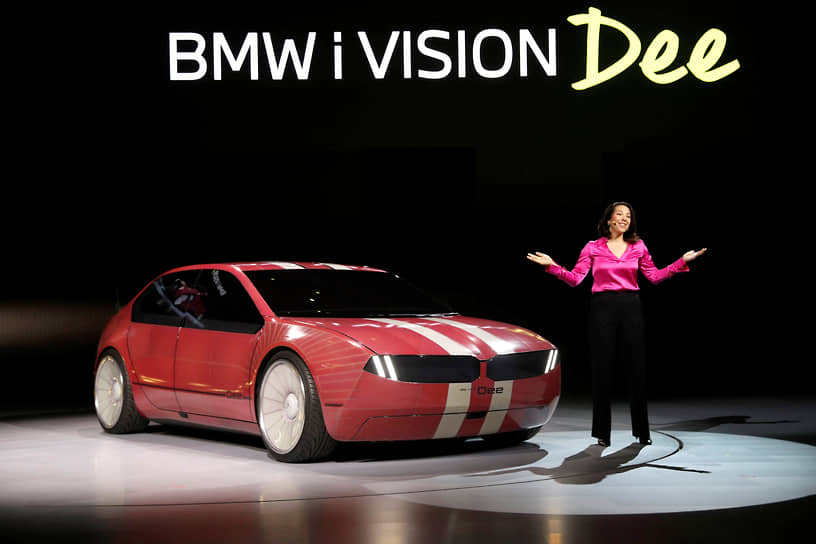 Концепт-кар первый в мире автомобиль BMW iVision Dee (Digital Emotional Experience), который может полностью менять свой цвет с помощью электронных чернил