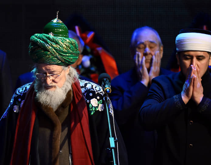 Верховный муфтий, председатель Центрального духовного управления мусульман России Талгат Таджуддин (слева) произнес траурную речь