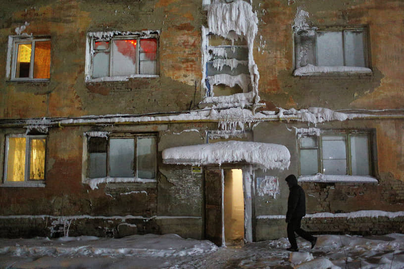 Омск. Обледенелый фасад аварийного жилого дома