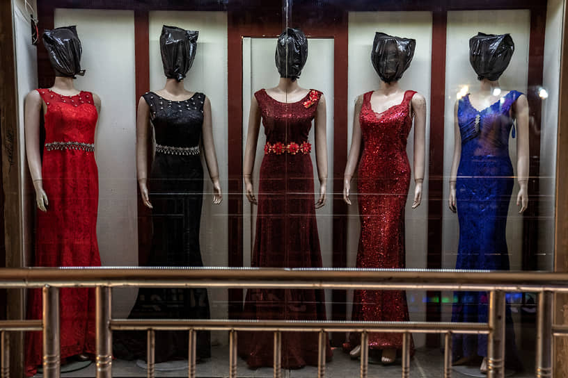 Кабул. Манекены с покрытыми головами в магазине женской одежды в столице Афганистана
