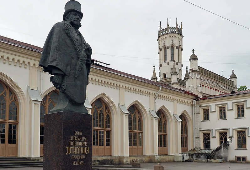 В июле 2009 года в Петергофе (Санкт-Петербург) открыли памятник банкиру Александру Штиглицу. На его средства строились первые российские железные дороги. Например, в 1853 году он вложил 2 млн рублей в строительство Петергофской железной дороги