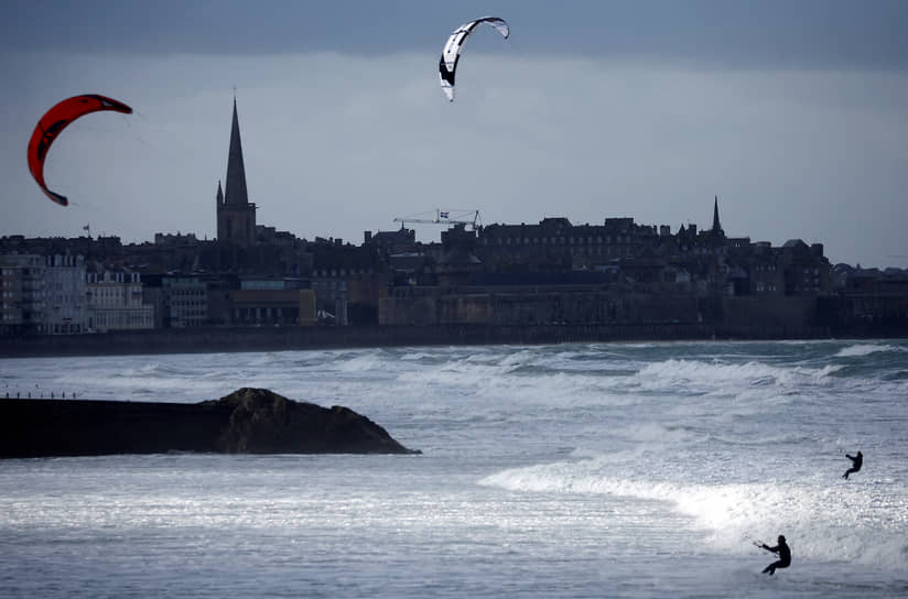 Сен-Мало, Франция. Кайтсерферы катаются на волнах в ветреную погоду