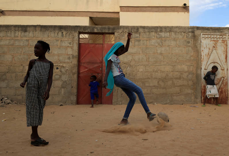 Дакар, Сенегал. Подростки играют в футбол