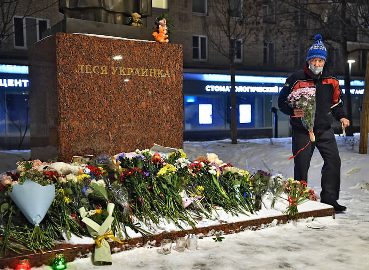 Москва. Жители Москвы несут цветы к памятнику украинской поэтессе Лесе Украинке 