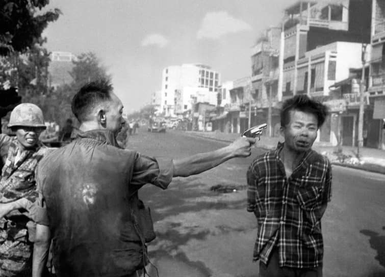 Начальник полиции Южного Вьетнама бригадный генерал Нгуен Нгок Лоан застрелил пленного вьетконговца Нгуена Ван Лема на глазах фотографа Associated Press Эдди Адамса. По словам одного из очевидцев, генерал сказал: «Эти парни убивают много наших, и Будда меня простит»