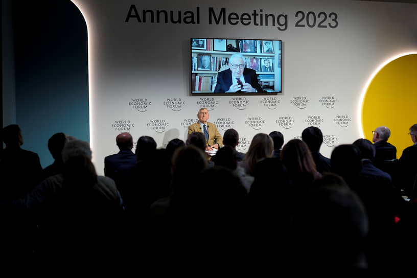 Бывший госсекретарь США Генри Киссинджер (на экране) во время ежегодного собрания Всемирного экономического форума в Давосе, 17 января 2023 года