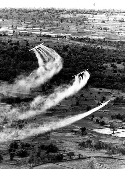 Самолеты ВВС США распыляют Agent Orange над джунглями Южного Вьетнама. 1966 год