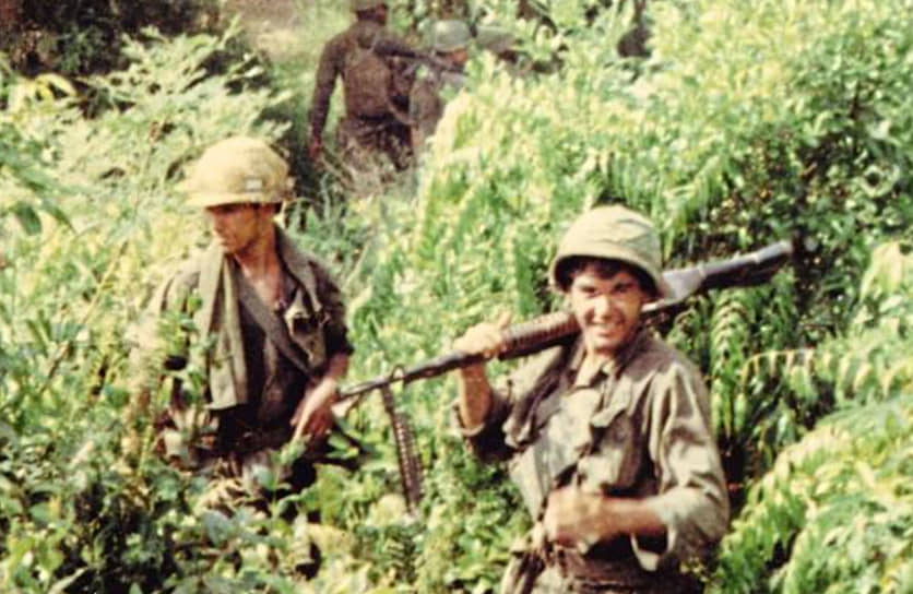 Оливер Стоун (справа) пробыл во Вьетнаме почти пять месяцев, был дважды ранен. На деньги, полученные после демобилизации, он поступил в Нью-йоркский университет, где изучал режиссуру (его наставником был Мартин Скорсезе)