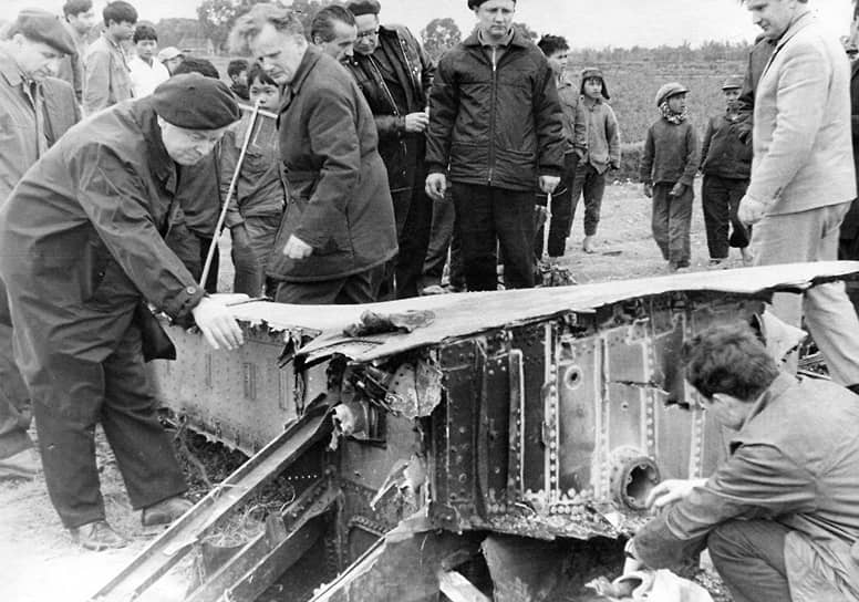 Советские специалисты осматривают обломки B-52. 23 декабря 1972 год