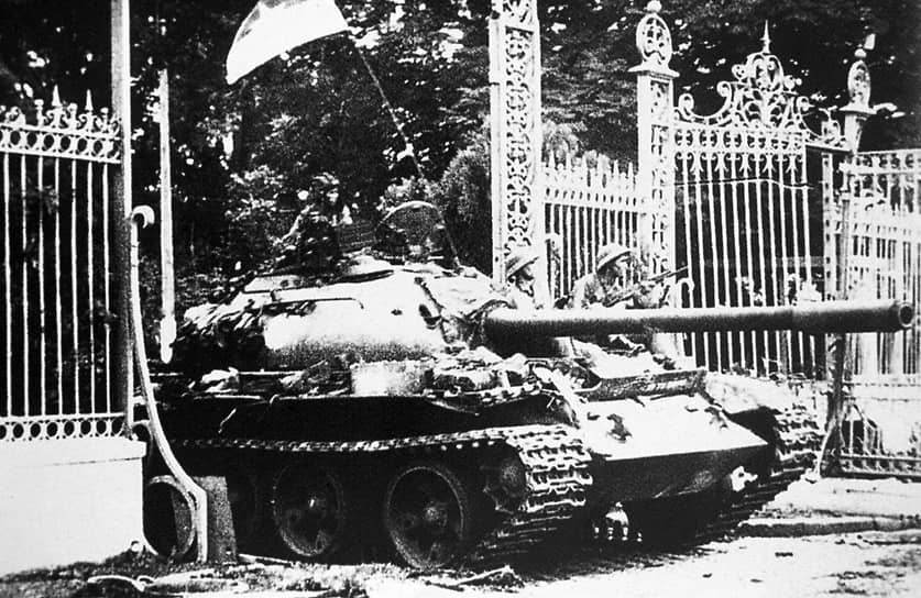 Для США война во Вьетнаме закончилась в 1973 году. Для Вьетнама — двумя годами позже. На фото — танк армии ДРВ въезжает во двор Дворца независимости в Сайгоне