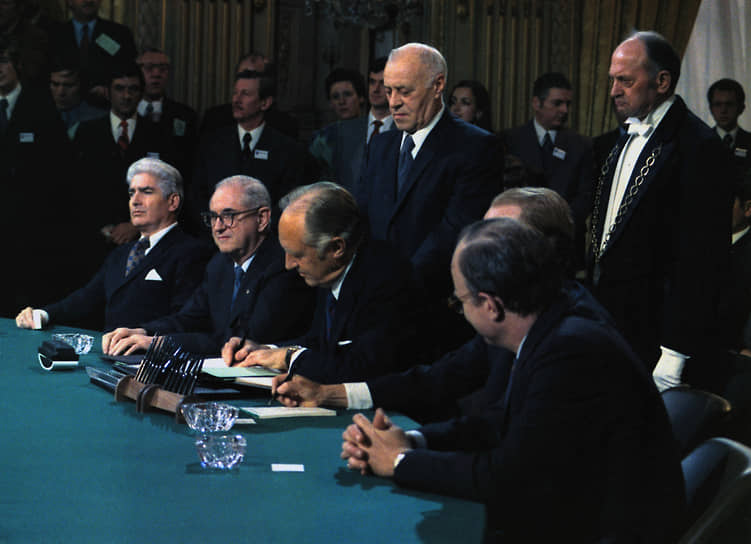 Делегация США подписывает Парижское соглашение о прекращении войны и восстановлении мира во Вьетнаме. 27 января 1973 года