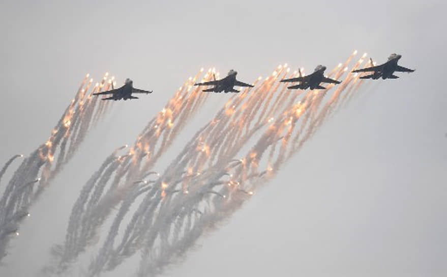 Многоцелевые истребители «Су-30МК2» ВВС вьетнамской армии в небе над Ханоем во время международной выставки Vietnam Defence 2022