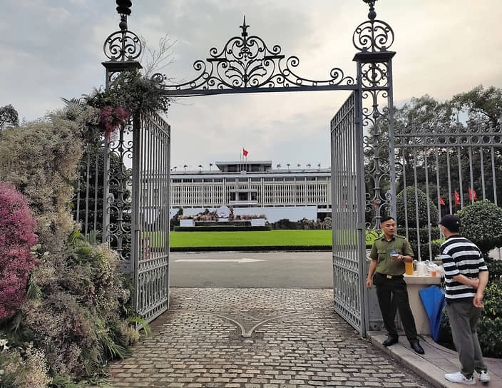 Ворота Дворца независимости в Хошимине