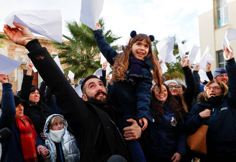 Племянник Денаро Джузеппе Чимароза во время акции протеста против мафии в сицилийском городе Кастельветрано, где родился его преступный дядя