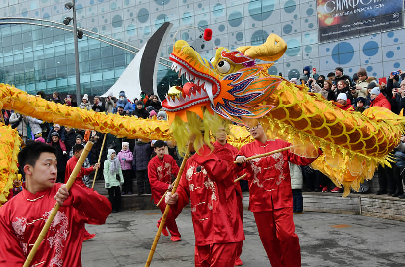21 января китайские артисты пронесли 18-метрового дракона перед павильонами ВДНХ 
