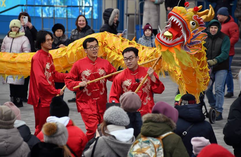 Шествие с 18-метровым китайским драконом