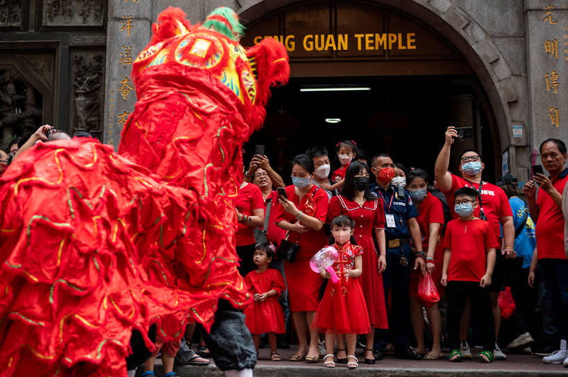 Манила, Филиппины. Танцор в костюме дракона перед входом в храм