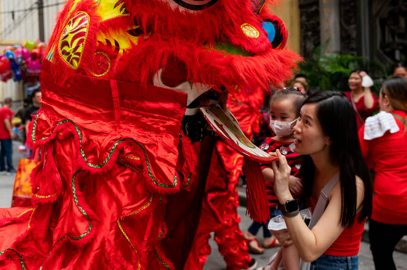 На китайском языке наступивший год называется «гуймао». «Гуй» является символом стихии воды, а «мао» — четвертым циклическим знаком из 12, то есть знаком кролика&lt;br>
На фото: Манила, Филиппины. Танцор в костюме дракона
