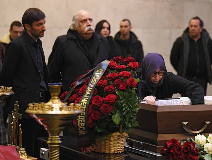 Брат Николая Досталя, режиссер Владимир Досталь (в центре) и вдова умершего Евгения (справа)